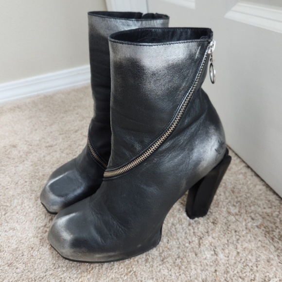 Shaguar Dorritie spiral zip ankle boot by John Fluevog - Picture 3 of 11